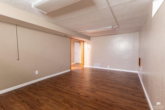 1935 Lincoln Drive, Manhattan, KS 66502