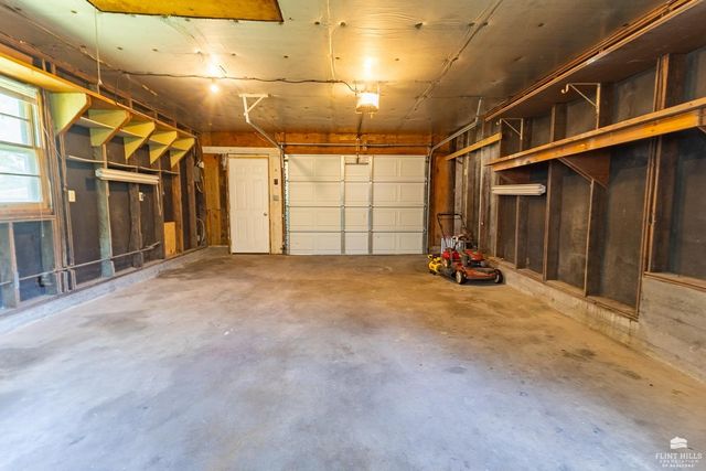 1935 Lincoln Drive, Manhattan, KS 66502