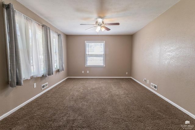 1935 Lincoln Drive, Manhattan, KS 66502