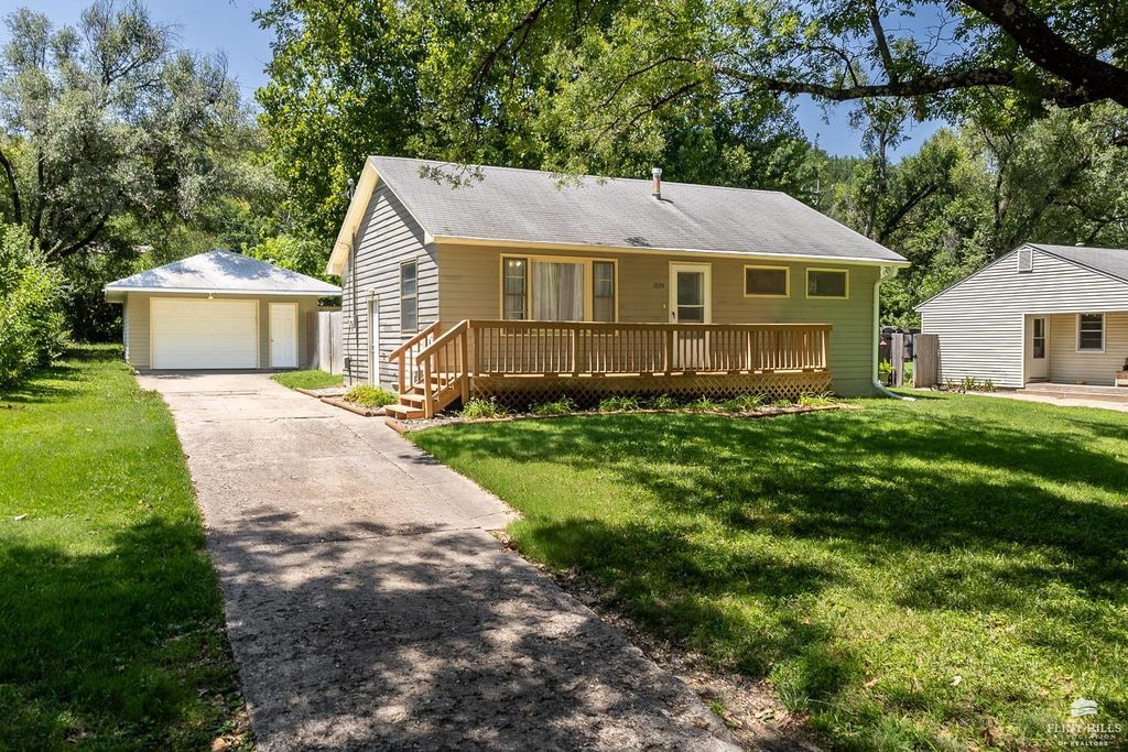 1935 Lincoln Drive, Manhattan, KS 66502