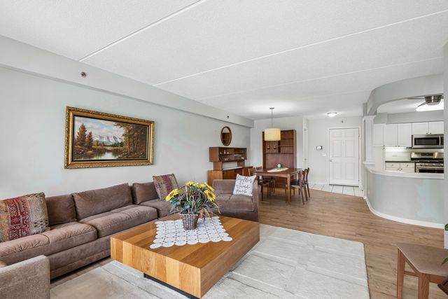 5 S Pine Street 405B, Mount Prospect, IL 60056