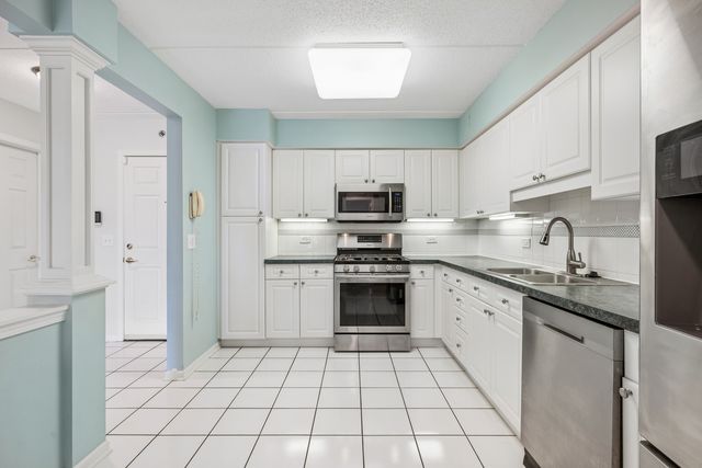 5 S Pine Street 405B, Mount Prospect, IL 60056