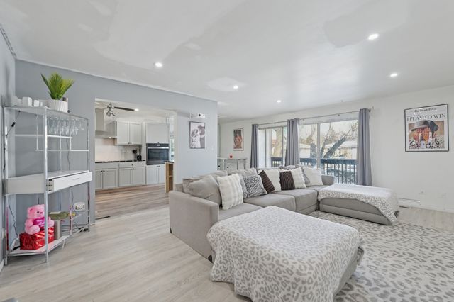 827 E 194th Street 827, Glenwood, IL 60425