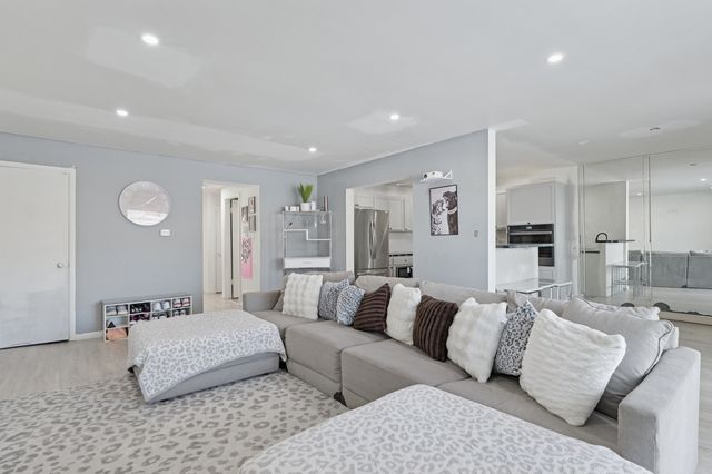 827 E 194th Street 827, Glenwood, IL 60425