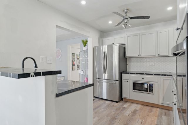 827 E 194th Street 827, Glenwood, IL 60425