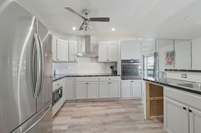 827 E 194th Street 827, Glenwood, IL 60425