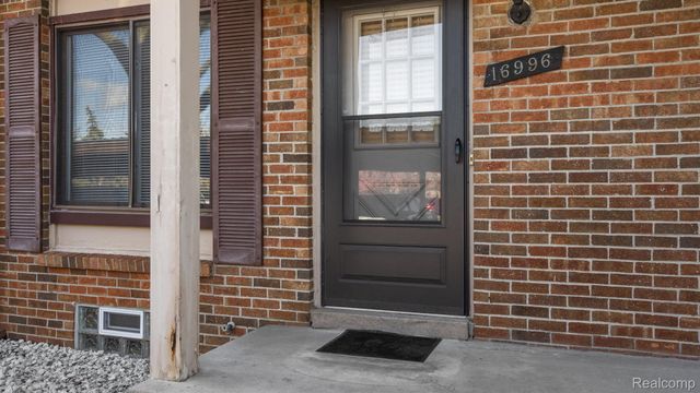 16996 KINGSBROOKE Drive, Clinton Charter Township, MI 48038