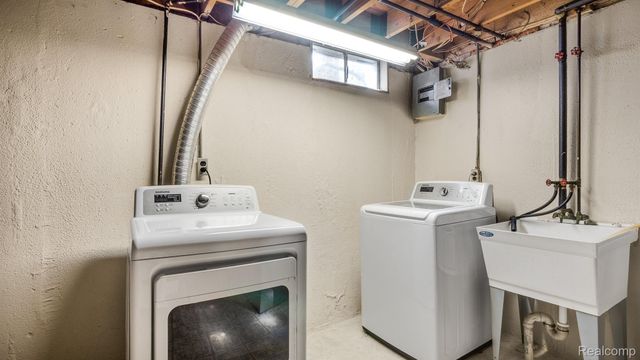 16996 KINGSBROOKE Drive, Clinton Charter Township, MI 48038