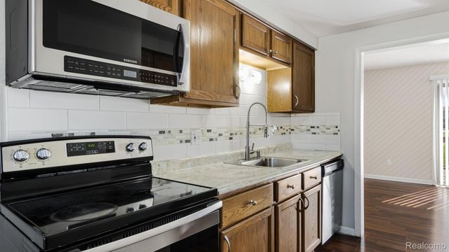 16996 KINGSBROOKE Drive, Clinton Charter Township, MI 48038