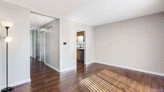 16996 KINGSBROOKE Drive, Clinton Charter Township, MI 48038