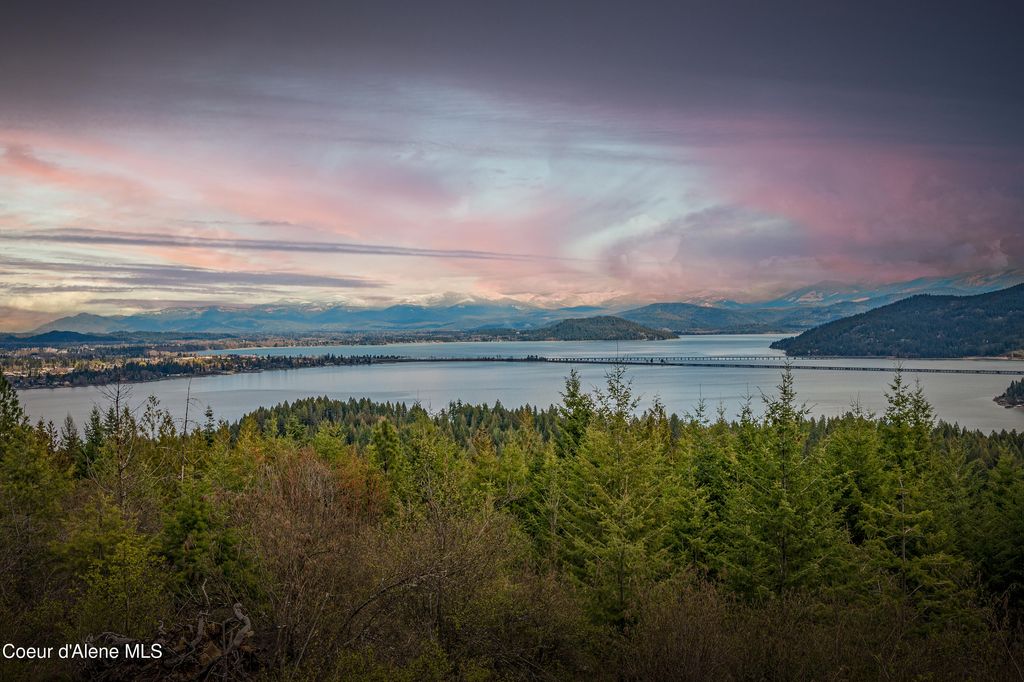 1025 Mountain Ridge DR, Sagle, ID 83860