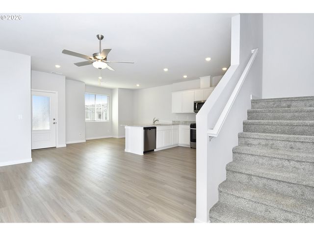 1233 PARKSIDE Ave, Woodburn, OR 97071