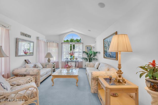 36 Strawberry Lane, Lakewood, NJ 08701