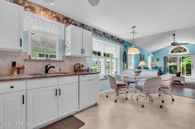 36 Strawberry Lane, Lakewood, NJ 08701