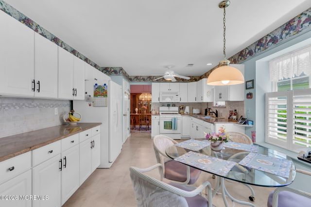 36 Strawberry Lane, Lakewood, NJ 08701