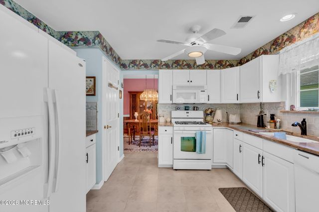 36 Strawberry Lane, Lakewood, NJ 08701