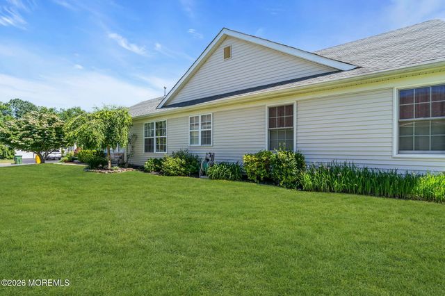 36 Strawberry Lane, Lakewood, NJ 08701