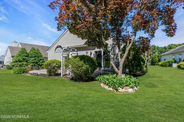 36 Strawberry Lane, Lakewood, NJ 08701