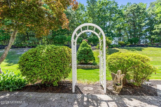 36 Strawberry Lane, Lakewood, NJ 08701