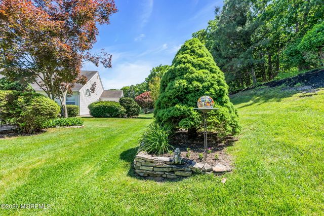 36 Strawberry Lane, Lakewood, NJ 08701
