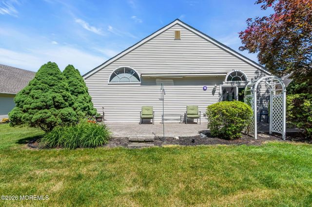 36 Strawberry Lane, Lakewood, NJ 08701