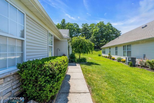 36 Strawberry Lane, Lakewood, NJ 08701