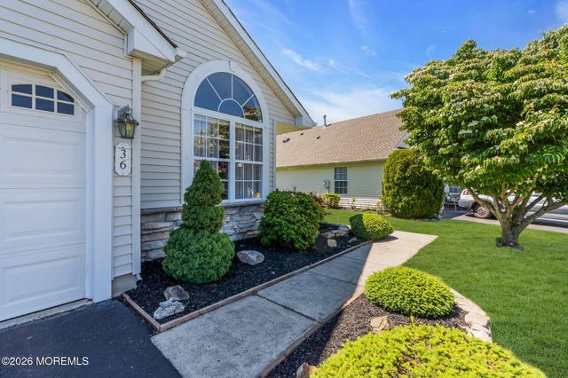 36 Strawberry Lane, Lakewood, NJ 08701