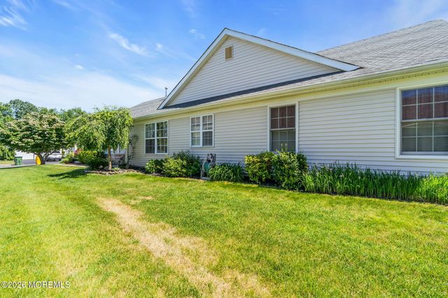 36 Strawberry Lane, Lakewood, NJ 08701