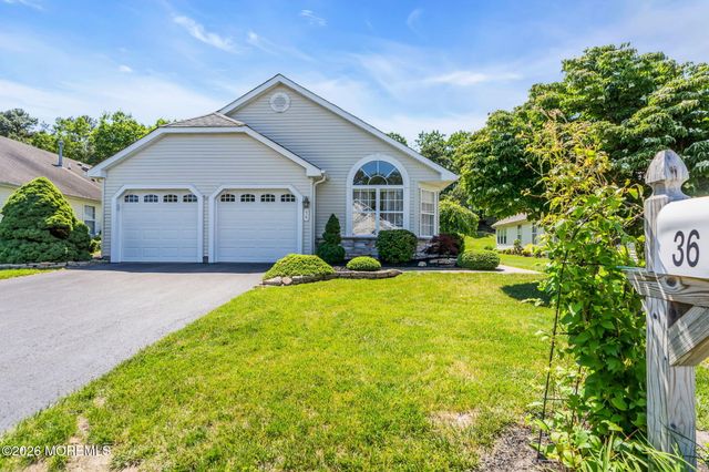36 Strawberry Lane, Lakewood, NJ 08701