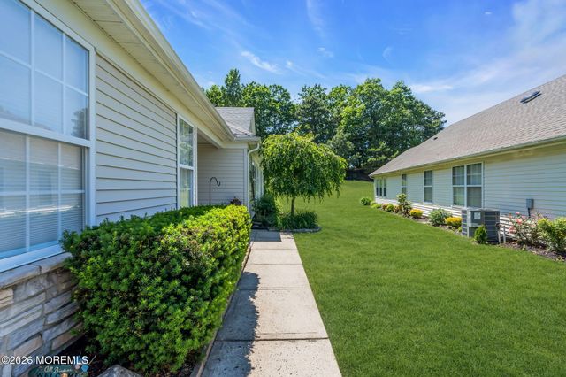 36 Strawberry Lane, Lakewood, NJ 08701