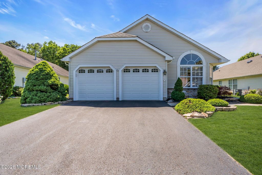 36 Strawberry Lane, Lakewood, NJ 08701