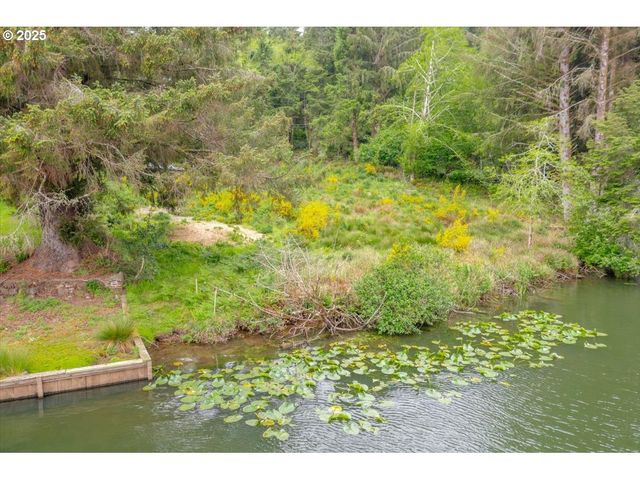 203 Ne Lake Dr, Lincoln City, OR 97367