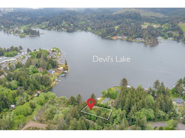 203 Ne Lake Dr, Lincoln City, OR 97367