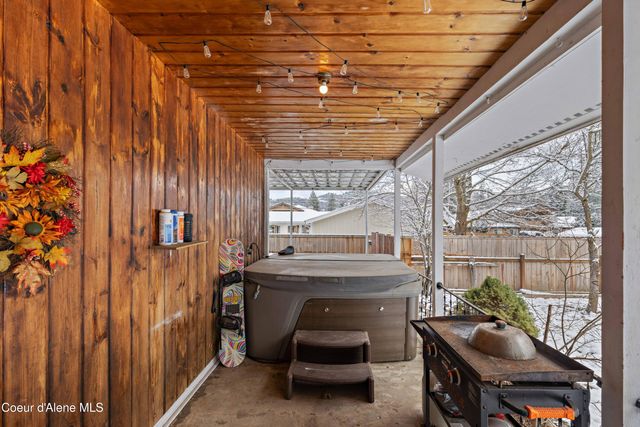 305 S 1st ST, Pinehurst, ID 83850