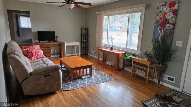 120 Oakwood Road, Apple Valley, MN 55124