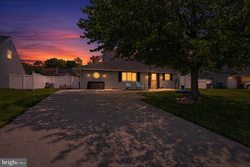 14 HEMLOCK RD, Levittown, PA 19056