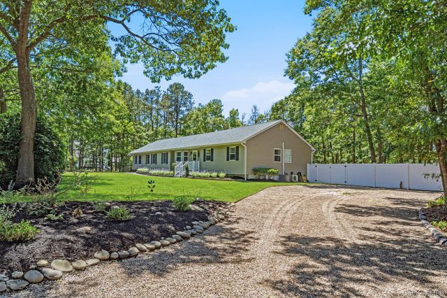 20 Charter Court, Manorville, NY 11949