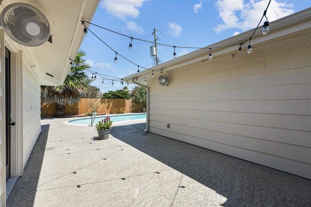 2502 Gerol Circle, Galveston, TX 77551