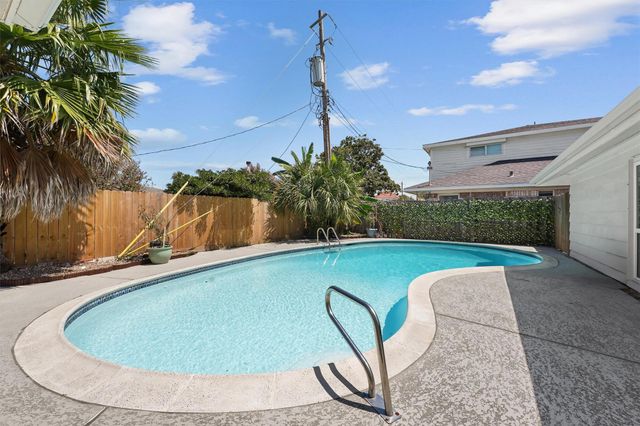 2502 Gerol Circle, Galveston, TX 77551