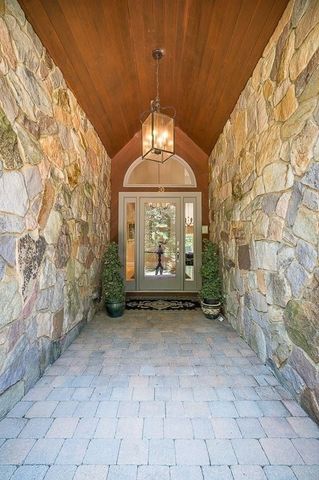 30 Autumn Lane, Hamilton, MA 01982