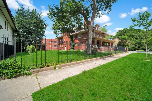 446 N Pine Avenue, Chicago, IL 60644