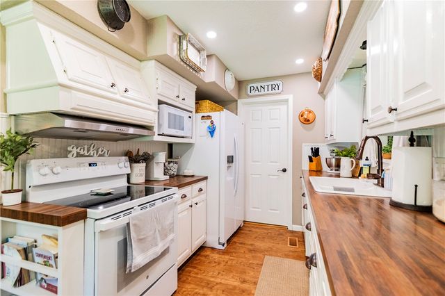 11718 S Landers Road, Rogers, AR 72756