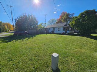 1097 W Buder Avenue, Flint Charter Township, MI 48507