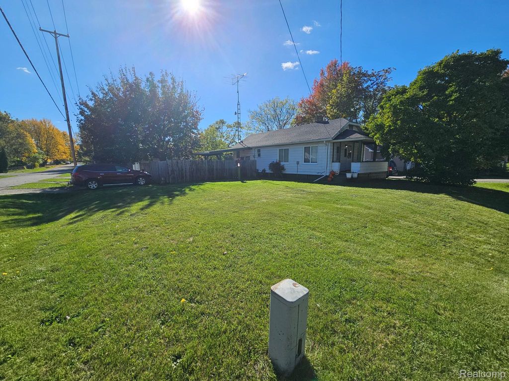 1097 W Buder Avenue, Flint Charter Township, MI 48507
