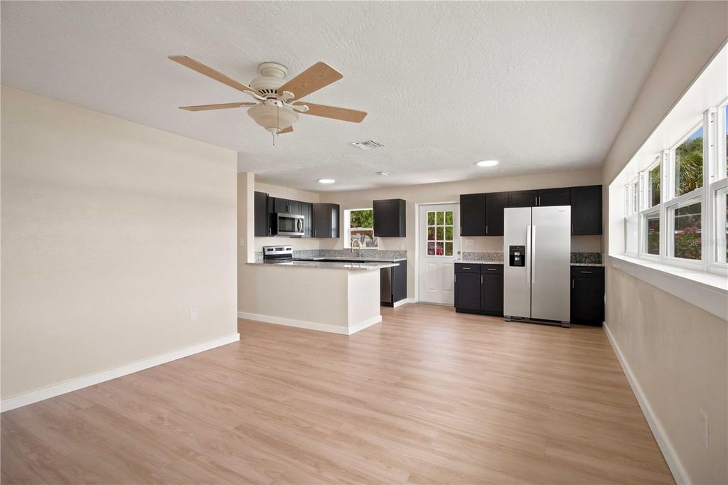 Image 4 of property listing at 2057 GARDEN PARKWAY, Bradenton, FL 34205