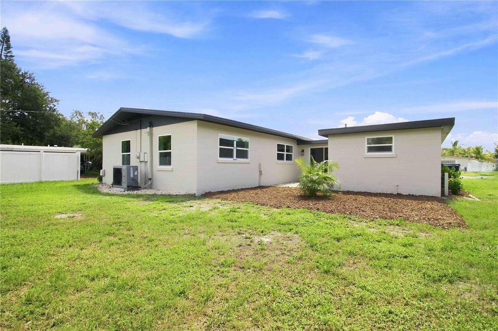 Image 40 of property listing at 2057 GARDEN PARKWAY, Bradenton, FL 34205