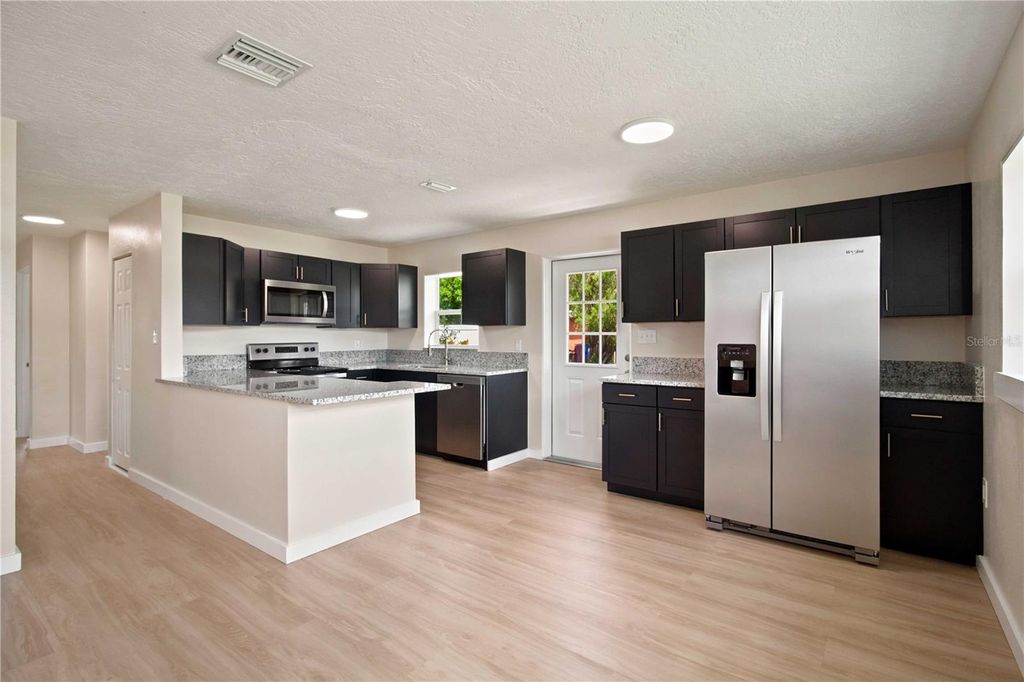 Image 5 of property listing at 2057 GARDEN PARKWAY, Bradenton, FL 34205