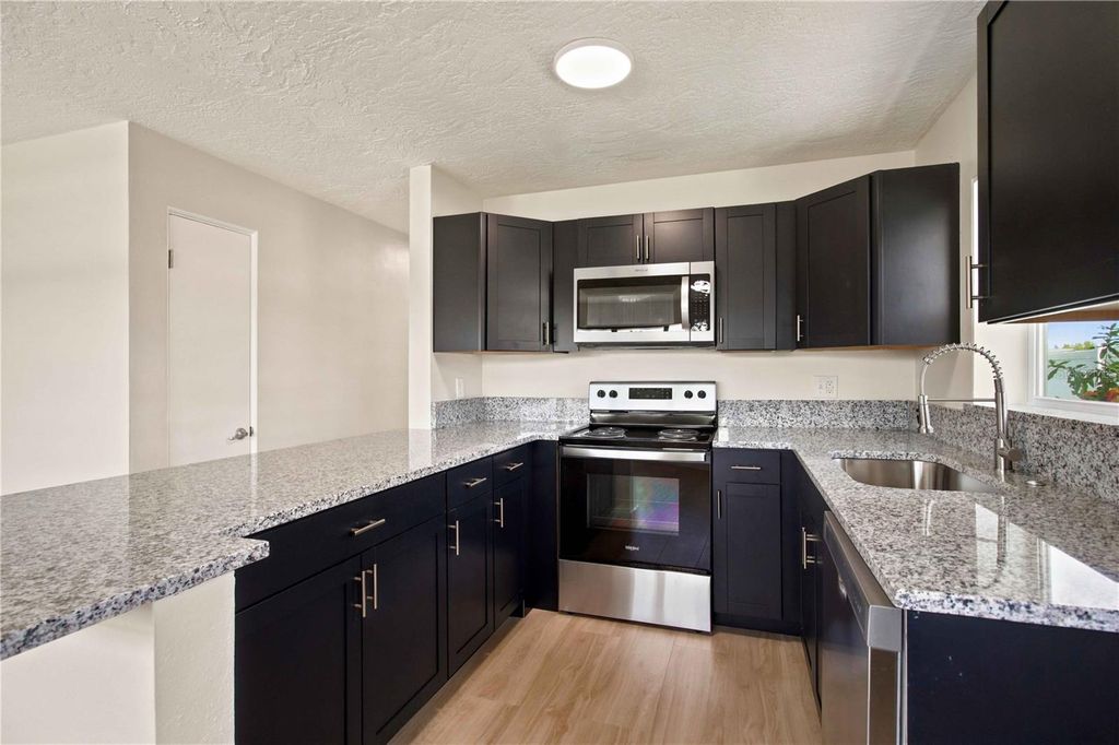 Image 6 of property listing at 2057 GARDEN PARKWAY, Bradenton, FL 34205
