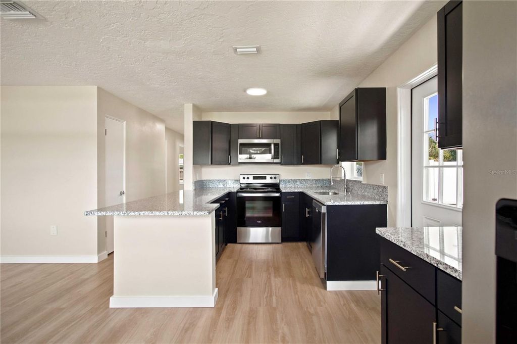 Image 7 of property listing at 2057 GARDEN PARKWAY, Bradenton, FL 34205