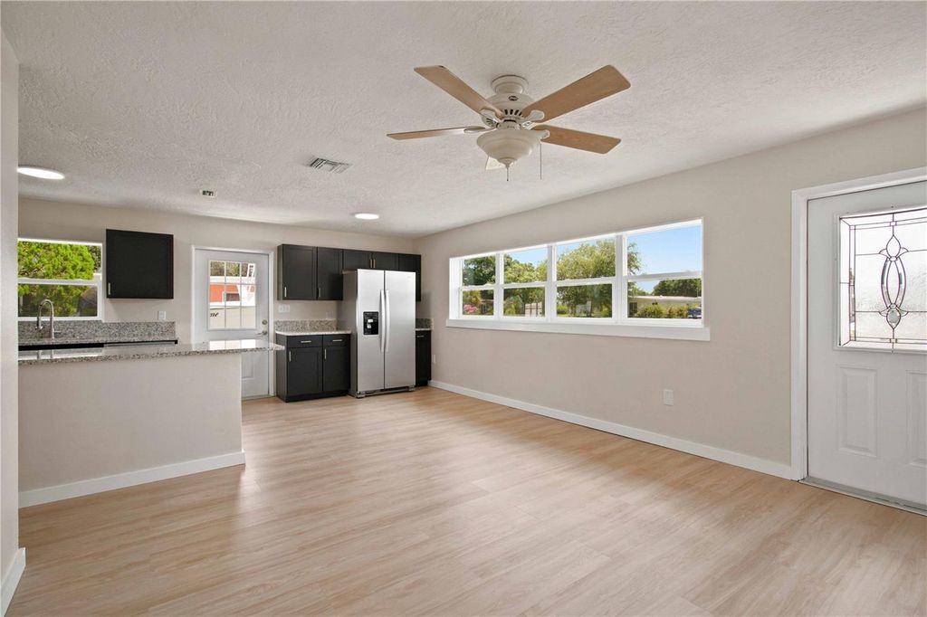 Image 8 of property listing at 2057 GARDEN PARKWAY, Bradenton, FL 34205